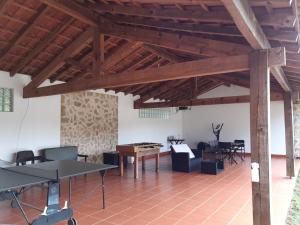 波亚里什新镇Quinta no Pinhal的大房间设有木制天花板和乒乓球桌