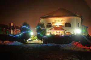 格奥尔盖尼伊莫拉汽车旅馆 的前面有圣诞灯的房子
