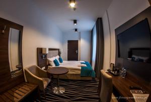 莱什诺No1 bed&breakfast lounge的酒店客房配有一张床铺、一张桌子和一张书桌。