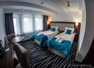 莱什诺No1 bed&breakfast lounge的酒店客房,配有两张床和椅子