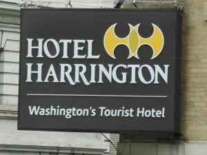 华盛顿哈灵顿酒店的建筑一侧的旅馆标志