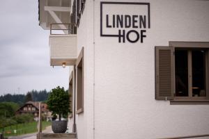 恩特勒布赫Lindenhof Ebnet的建筑物一侧的标志