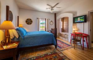特鲁斯康西昆西斯Sierra Grande Lodge & Spa的一间卧室配有一张床、一张桌子和一台电视