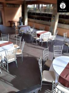 大雅台Asian Village Tagaytay的一组桌子和椅子,配有白色的桌子