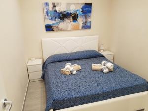 卡尼卡特伊La Casa Di Francesco (Trilocale Arredato)的一间卧室配有一张床和2双拖鞋