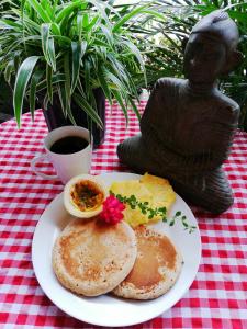 埃尔巴列德安通Bodhi Hostel & Lounge的桌上一盘食物,包括鸡蛋和煎饼