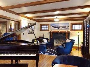 尼亚加拉瀑布The Butler House Bed & Breakfast的客厅配有钢琴和壁炉