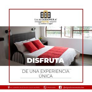 安巴托Hotel La Algodonera的一张带红色枕头的床的卧室的海报