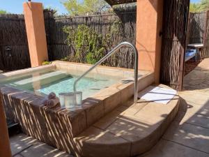特鲁斯康西昆西斯Sierra Grande Lodge & Spa的后院的带金属栏杆的热水浴池