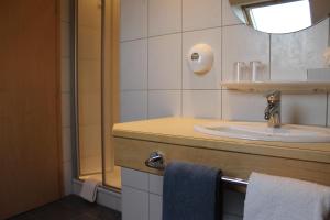 菲施巴赫莱斯科勒瓦莱夫酒店的一间带水槽和镜子的浴室