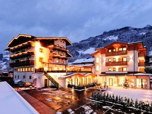 奇勒谷地拉姆绍特蕾西亚酒店的山间酒店,地面下雪