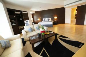 麦纳麦Asdal Gulf Inn Boutique Hotel- SEEF的客厅配有沙发和1张床