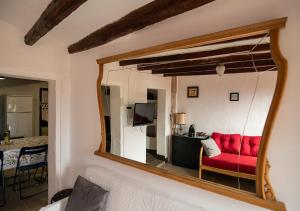 El VilosellCal Conxé的客厅配有红色的沙发和镜子