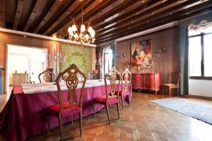 Charming large palazzo in center Venice for up to 9 people餐厅或其他用餐的地方