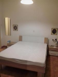 雅典Fotini's appartment的卧室配有白色的床和2张桌子