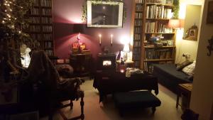托明陶尔Gordon House的客厅配有沙发和桌椅