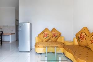 展玉SPOT ON 2950 Grand Suites Palace Syariah的客厅配有两把椅子和冰箱