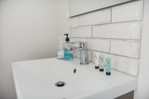 切尔滕纳姆Cheltenham View Lodge的浴室盥洗盆,内有肥皂和牙刷