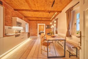 上马尔绍夫Apartmány CHALLUPA的厨房设有木制天花板和木桌。