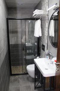 伊斯坦布尔Han Suite Hotel的带淋浴、盥洗盆和卫生间的浴室