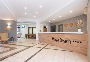 古瓦伊Enorme Maya Beach Hotel-Adults Only的海滩度假胜地的大堂,设有前台
