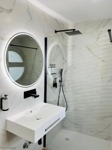 内尔哈内尔哈酒店的白色的浴室设有水槽和镜子