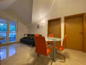 格拉达茨Apartments Grozdana的客厅配有桌椅和沙发