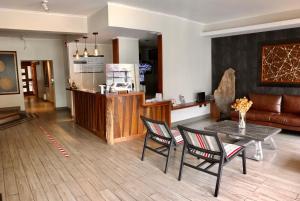 特木科KU Hotel Turismo Temuco的客厅配有桌椅和沙发