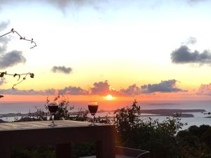圣马丁岛The Paradise Peak的两杯酒坐在桌子上,欣赏日落美景