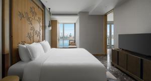 海口海口华彩洲际酒店的配有一张床和一台平面电视的酒店客房