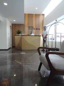 韦拉克鲁斯Hotel Plaza Sol Veracruz的站在大楼前厅的人