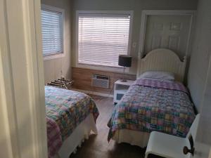 克利尔沃特Tropical Sky Ranch Motel的一间卧室设有两张床和窗户。