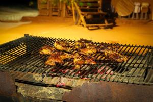 雅拉雅拉梦园帐篷营地的烤架上的一串鸡肉烹饪
