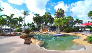 米申海滩密孙海滩度假酒店的一个带水上公园的度假村内的游泳池