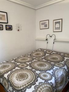 阿尔姆尼卡Lovely studio Cartago的一间卧室配有床,床上装有被子