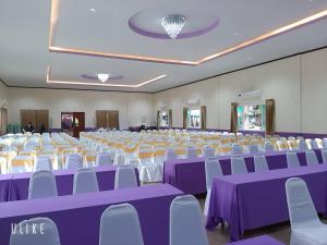 Ban Nong Saeng (4)จักรดาว เมาท์เท่น วิว (Mountain View)的一个带紫色和白色桌椅的大型宴会厅