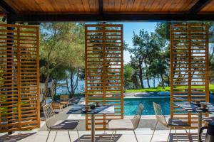 阿菲托斯Elies 33 Bio Retreat的一个带桌椅的庭院和一个游泳池