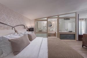 基尔基斯居留酒店的卧室设有白色的床和大窗户