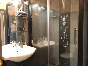 阿尔贝维尔Charmant Duplex T3 avec Balcon - Halle Olympique的一间带两个水槽和玻璃淋浴间的浴室