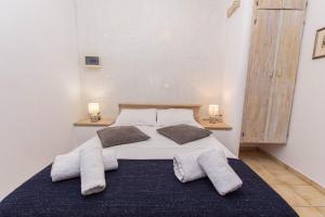 克洛瓦斯派李斯特洛纳斯村公寓的一间卧室配有一张带枕头的床和两盏灯。