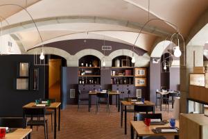 佩鲁贾卡斯特罗迪蒙特罗尼酒店的一间在房间内配有桌椅的餐厅