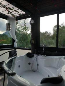通帕蓬奇利洛夫特度假村的带窗户的客房内的白色浴缸