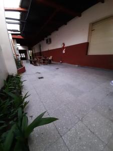 圣达菲InstaLate Hostel的一座配有桌椅的建筑的空走廊