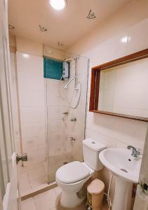 大雅台The NEST, Tagaytay的带淋浴、卫生间和盥洗盆的浴室