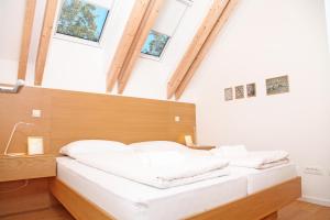 博希尼Apartment Jurijana - New 4-Bedroom Triplex with Sauna & Garden的一间带两张床的卧室,位于带天窗的房间