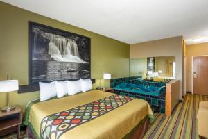歌珊戈申速8汽车旅馆的一间酒店客房 - 带一张床和一间浴室