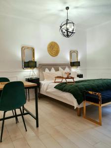 维希RoomChic - Les Ambassadeurs的一间卧室配有一张床和一张带绿毯的桌子