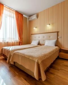 基辅Гостиница Siesta Киев的一间卧室设有两张床和窗户。