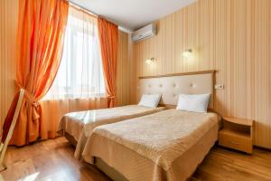 基辅Гостиница Siesta Киев的酒店客房设有两张床和窗户。