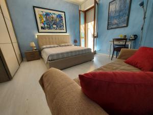 代森扎诺-德尔加达迪塞萨诺德住宿加早餐酒店的客厅配有床和沙发